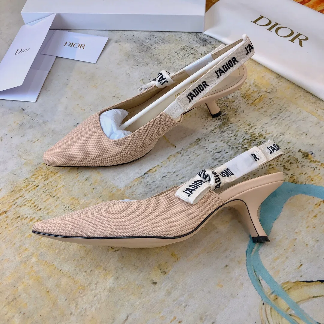 👟👟Ex-factory price 480👟👟 Brand: Dior #30 Montaigne#Houndstooth Commemorative Edition Limited Sale! Mr. Dior's first store in Paris, No. 30 Avenue Montaigne, in order to commemorate this legendary mansion, created the 30 montaigne series💓Using original custom-made webbing, the quality is one-to-one that beats the ordinary webbing on the market, confessing to being ordinary! J'ADIOR 19Ss spring and summer series mesh bow sandals. The original version was purchased and developed for HK$19,600. The latest catwalk model on the official website has been worn by many celebrities and Internet celebrities. This summer, I finally have a pair of shoes that can be used on important occasions. The fresh style has a bit of nobility and presents you with the perfect original quality. Regardless of the materials of various accessories, they are all customized one-to-one and strive to be zero distance from the genuine ones. ▪ Upper: houndstooth ▪ Inner foot pads: original imported sheepskin ▪ Sole: original genuine leather outsole imported from Italy with five-pointed stars. After multiple processes Made with unparalleled exquisite craftsmanship. (Original packaging from top counters) ▪Number of yards: 34-41 (34.41 custom-made, non-returnable) ▪Heel height: [Flat bottom. Medium heel 6.5cm. High heel 9.5cm]